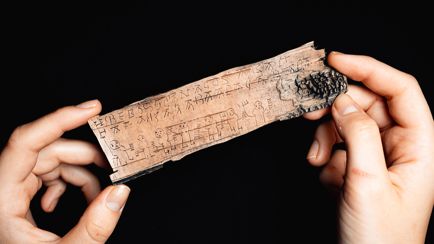 Берестяные грамоты XI–XV веков представили на выставке в парке «Зарядье»