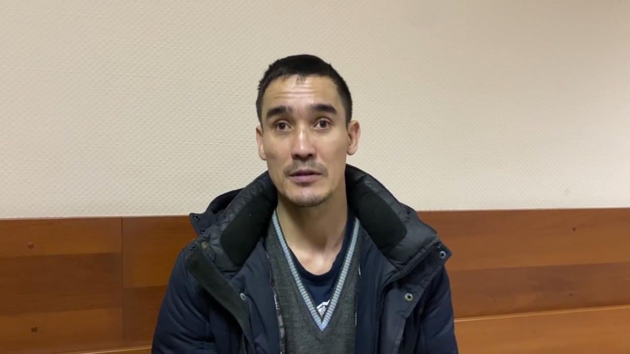 Мужчина спрыгнул на рельсы в столичном метро, чтобы поднять телефон