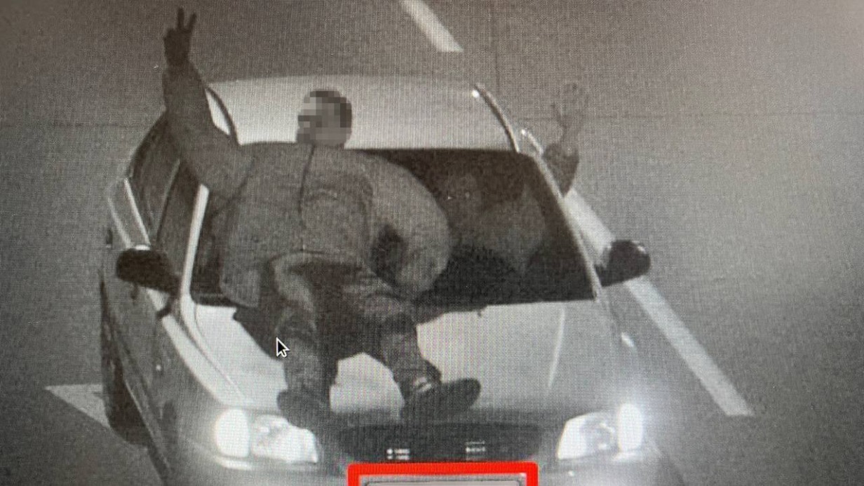 В Красноярске водитель сбил женщину и возил её на капоте » Запад24