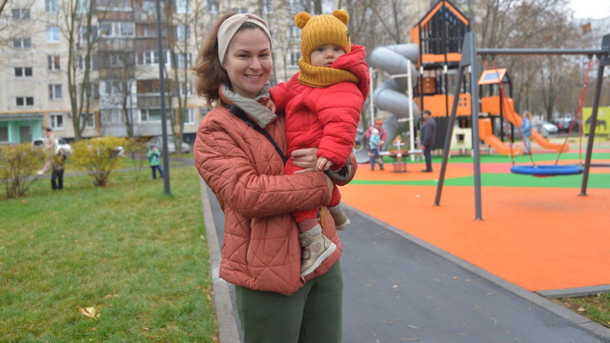Москвичка Ирина Памфилова с сыном Степаном гуляют на новой детской площадке