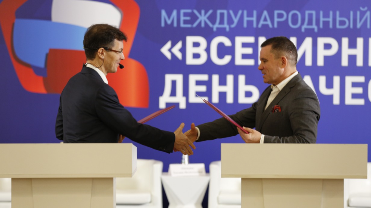 Директор Российской государственной библиотеки Вадим Дуда (справа) и руководитель Роскачества Максим Протасов жмут руки после подписания соглашения о взаимном сотрудничестве на международном форуме «Всемирный день качества — 2022»