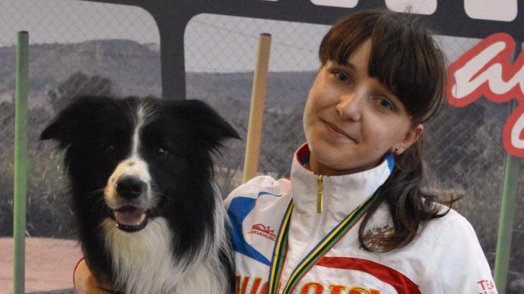 Москвичка Мария Метелькова с питомцем бордер-колли Тори после победы на соревнованиях