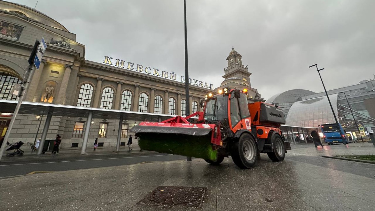 Городские службы Москвы провели первую противогололедную обработку дорог