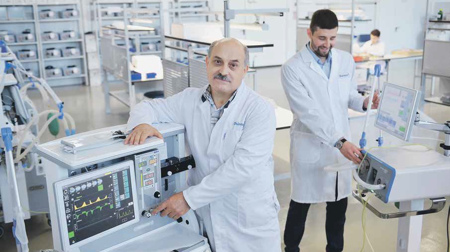 Сотрудники компании — резидента ОЭЗ «Технополис «Москва» Валерий Менщиков и Сергей Литвинцев (справа) работают на предприятии, производящем аппараты искусственной вентиляции легких и другое медоборудование. Эти изделия выпускаются в том числе и на экспорт 