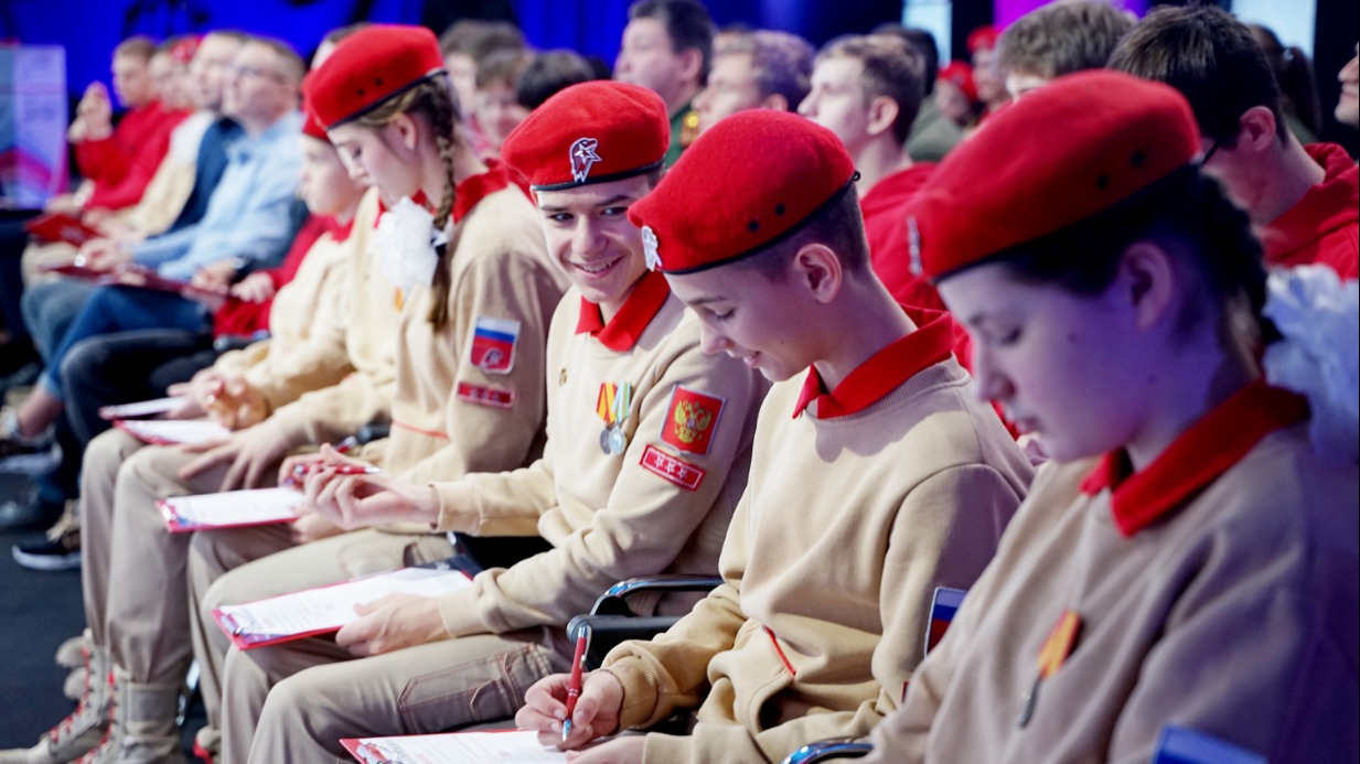 Юнармейцы Матвей Питеряков (в центре слева) и Николай Савельев решают Всероссийский военно-патриотический диктант на одной из столичных площадок Российского общества «Знание»