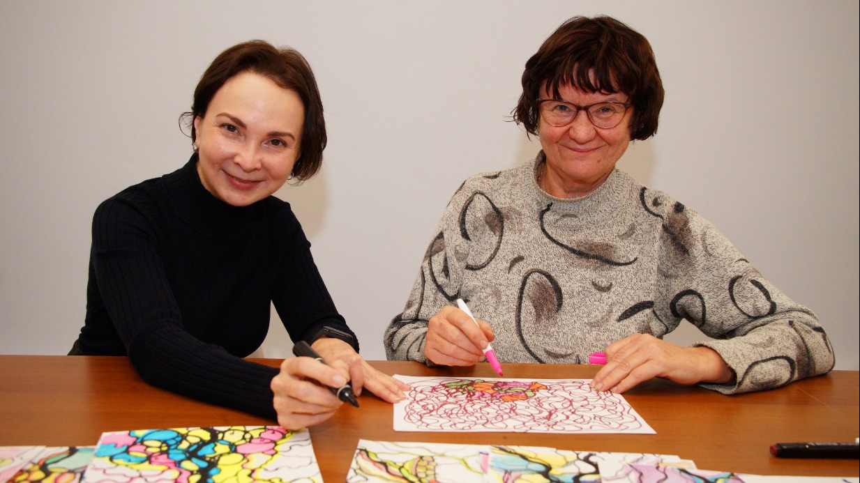 Руководитель клуба по нейрографике центра московского долголетия «Жулебино» Ирина Баранова (слева) объясняет Евгении Макеевой, как правильно делать нейрографические рисунки