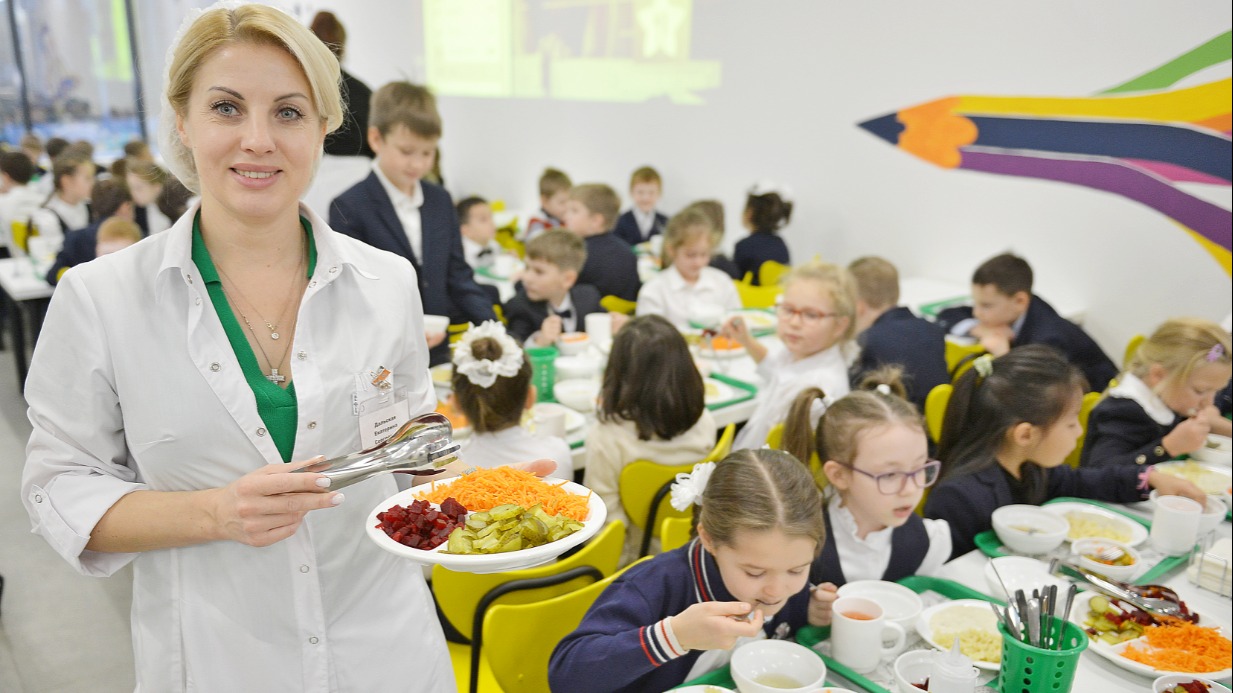 Специалист по питанию Екатерина Дальская показывает новый формат подачи овощей в школьных столовых. Теперь для ребят доступен салат-бар. Школьники могут самостоятельно выбрать овощи, которые им нравятся, а затем решить, смешать их или же есть по отдельности