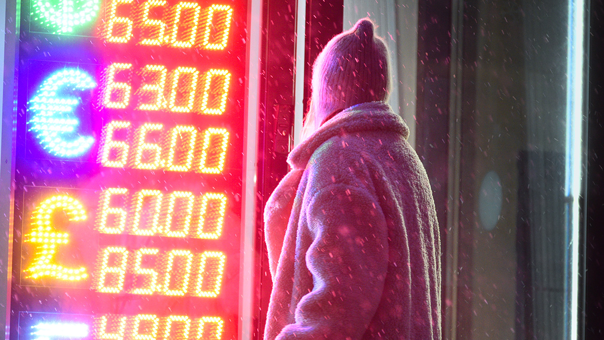 Экономист Косов рассказал, когда доллар может подешеветь до 65 рублей