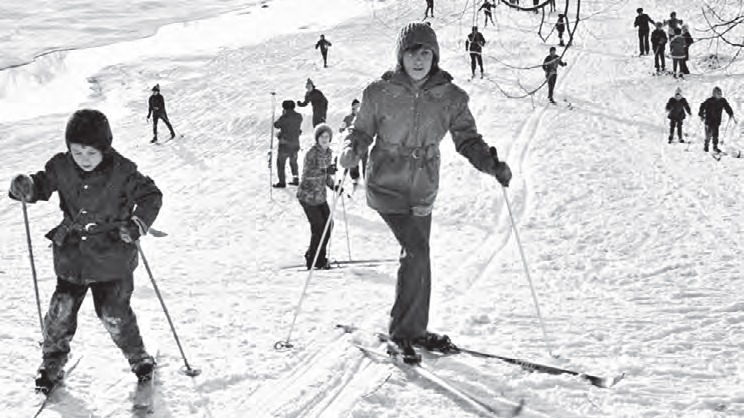 Москвичи катаются на лыжах в Измайловском парке, 1970 год