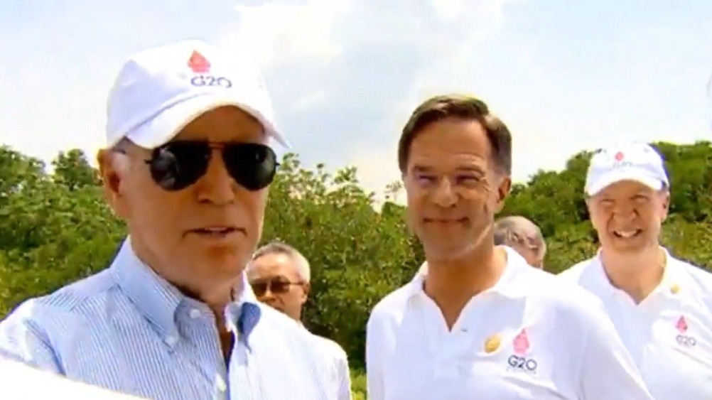 «Мы называем такие пушками»: Байден оценил бицепсы оператора из России