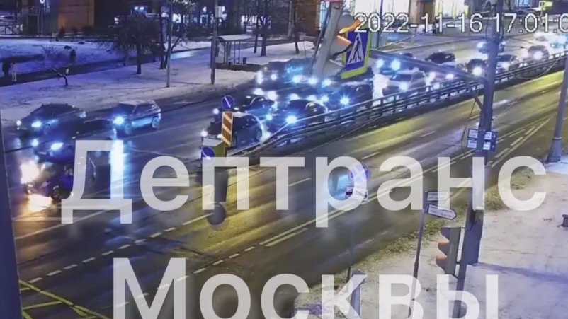 Автомобиль загорелся на юго-западе Москвы. Видео