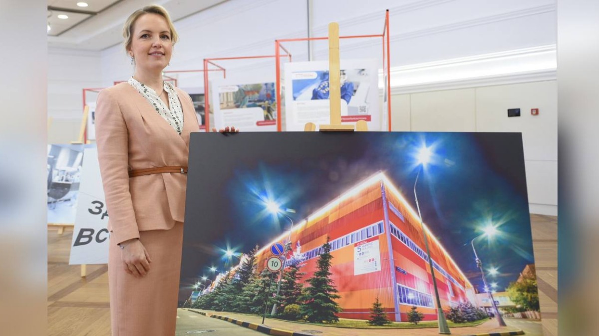 Заместитель генерального директора компании — резидента особой экономической зоны «Технополис «Москва» Анна Самойлова во время презентации на роуд-шоу возможностей и достижений своего предприятия