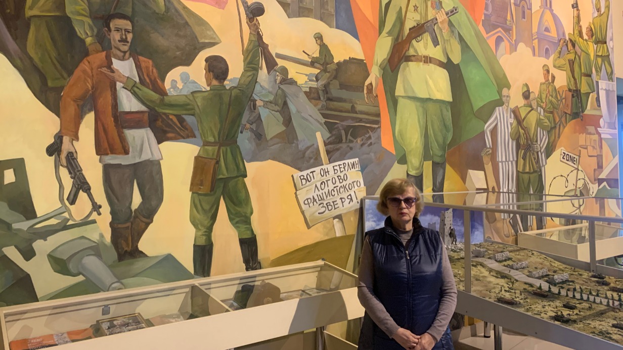 аведующая Донецким музеем Великой Отечественной войны Людмила Декурно в одном из экспозиционных залов учреждений