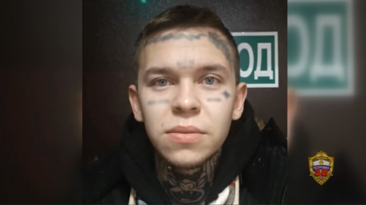 Молодой человек украл люксовые очки и телефон у посетителя кафе в центре Москвы