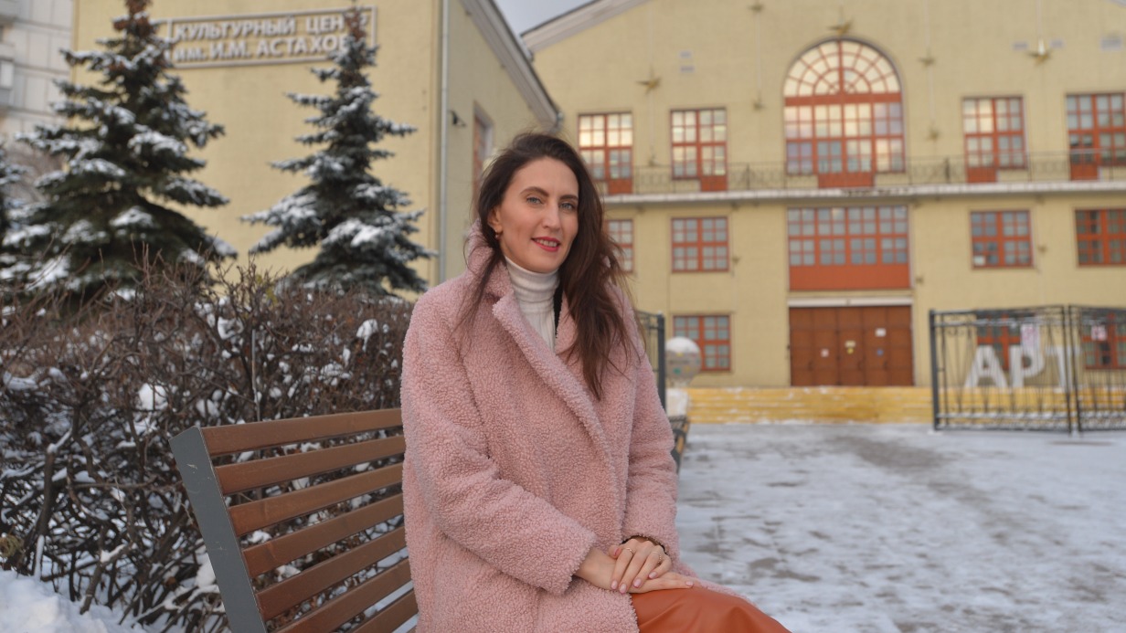 Елена Бахтина на площадке у Культурного центра имени И. М. Астахова