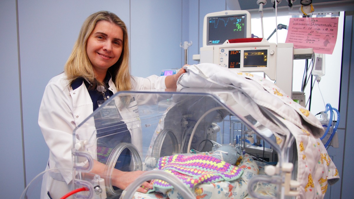 Заведующая отделением для недоношенных детей Анна Карпова рядом с кувезом, где лежит новорожденная Ирина — малышка появилась на свет весом всего 590 граммов, в реанимации она находится уже полтора месяца
