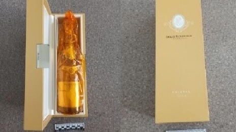 Таможенники в аэропорту Шереметьево задержали россиянку с шампанским на полмиллиона рублей