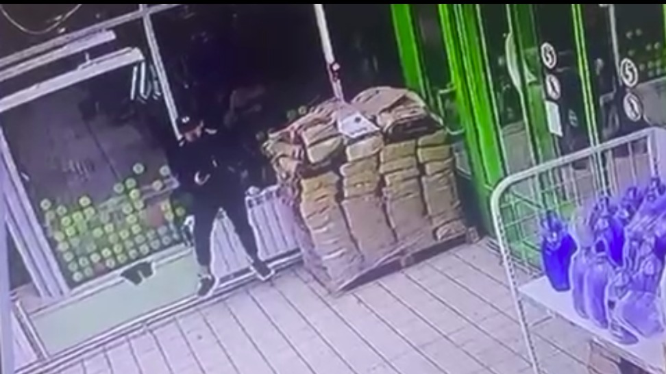 Накануне убийства на Севастопольском проспекте подозреваемый караулил жертву. Видео