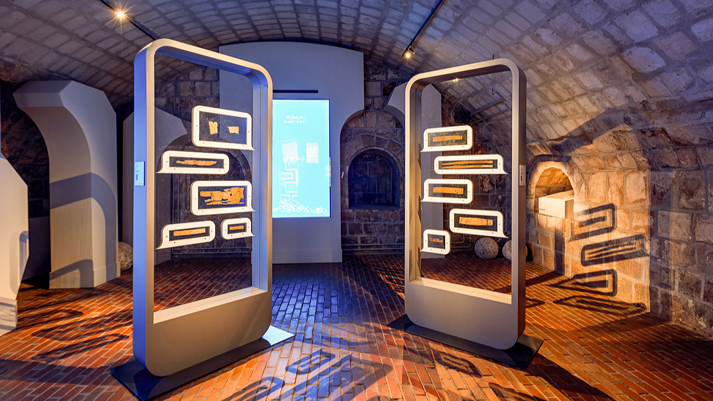 Москвичам рассказали о выставке берестяных грамот в парке «Зарядье»