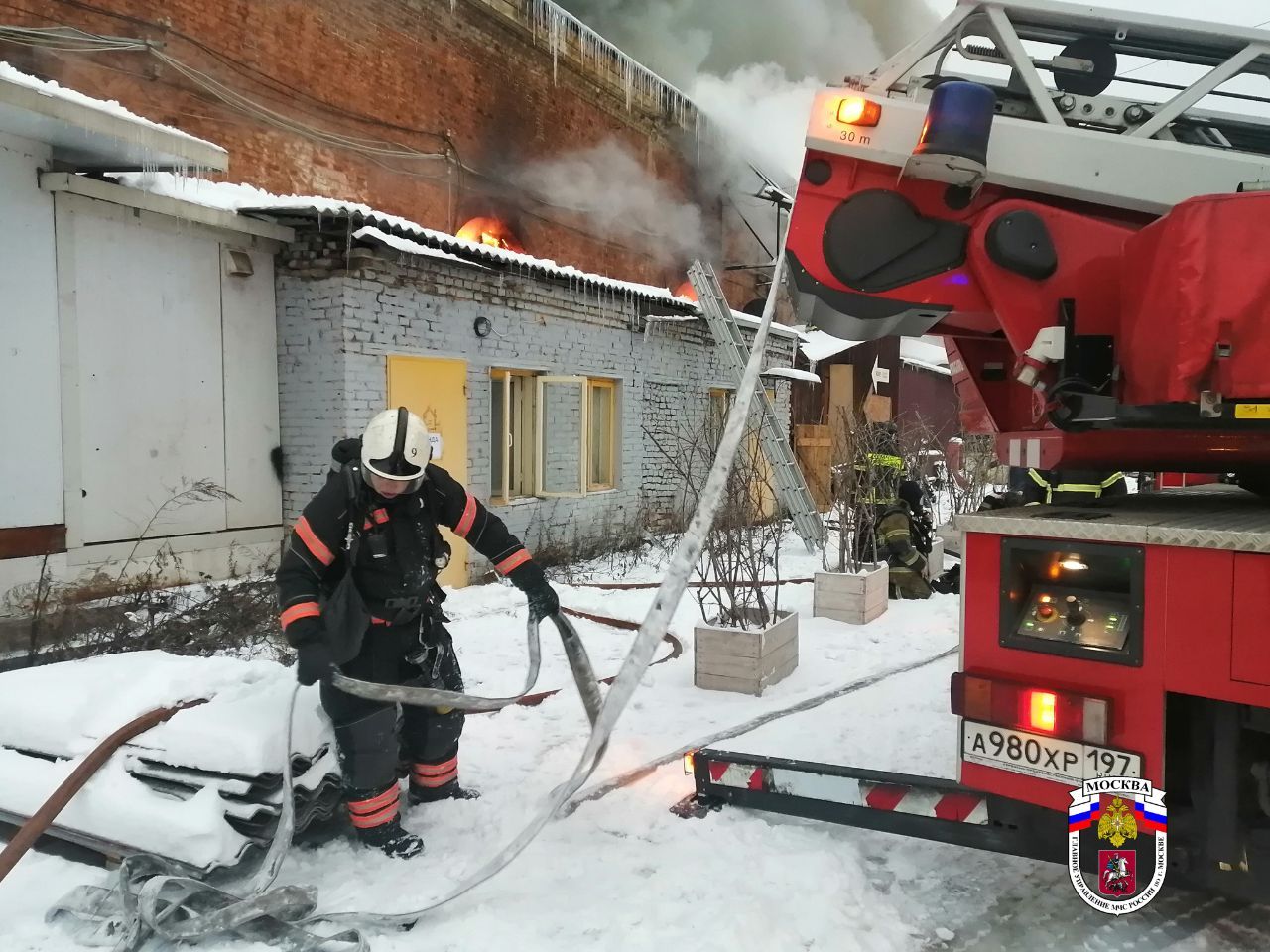 Специалисты Роспотребнадзора взяли пробы воздуха в районе пожара на Комсомольской площади