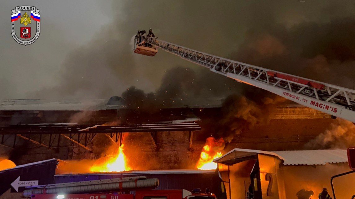 МЧС: ПДК загрязняющих веществ в воздухе из-за пожара в центре Москвы не выявлено