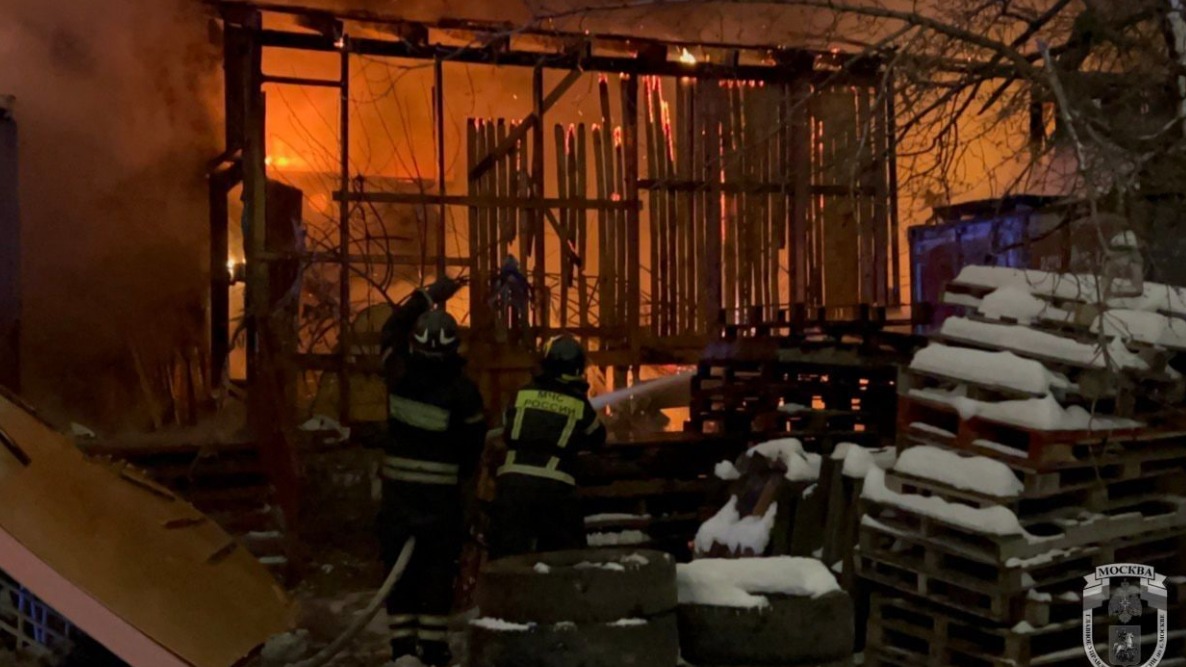 Пожар на складе в центре Москвы локализовали на площади 2,5 тысячи «квадратов»