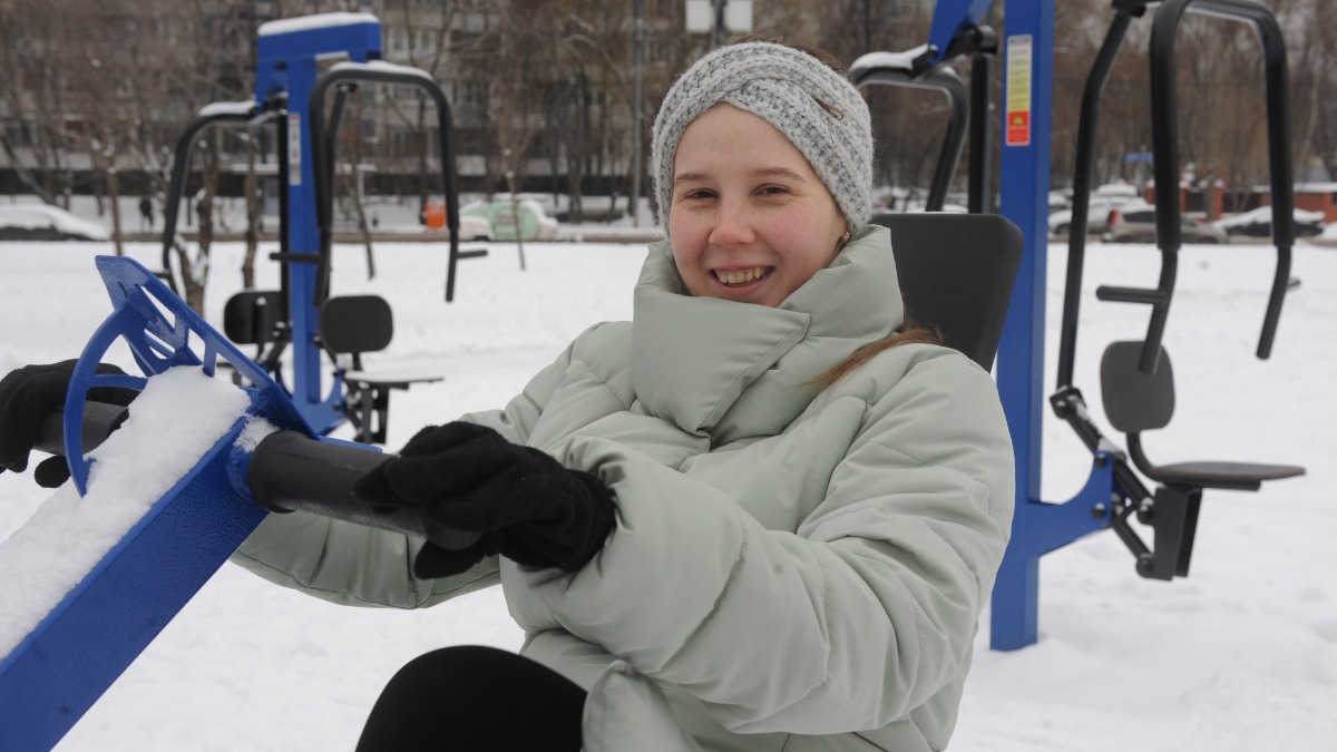 Жительница района Северное Медведково Юлия Смирнова занимается спортом на прилегающей к парку «Яуза» благоустроенной территории вдоль Северодвинской улицы