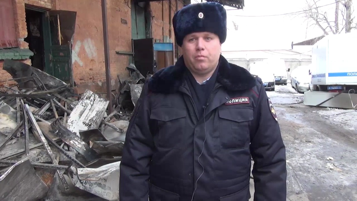 Сотрудники МВД спасли заблокированных людей в горящем складе цветов на Комсомольской площади