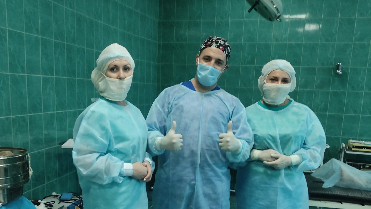 Московский доктор Борис Першин (в центре) вместе с врачами офтальмологического отделения Республиканского травматологического центра в Донецке