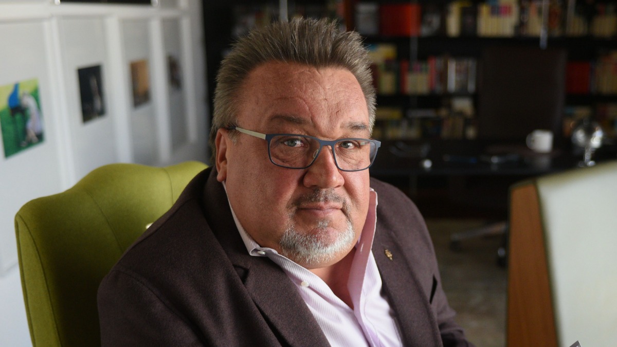 Подполковник запаса Алексей Алексеевич Филатов в кабинете со своей новой книгой «неВойна», посвященной годам его службы в группе «Альфа»