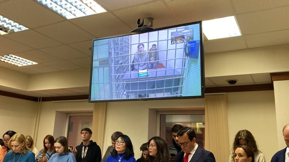 Мосгорсуд оставил коммерческого директора Собчак и редактора Telegram-канала «Тушите свет» в СИЗО