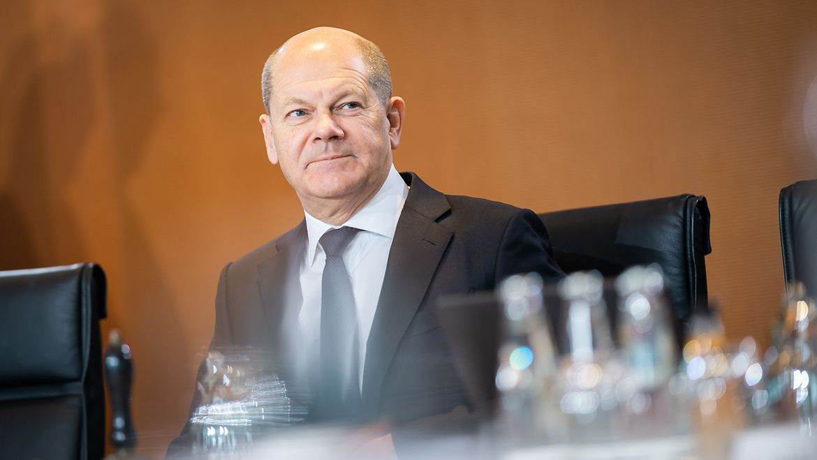 «Выразил восторги»: Шольц неожиданно посетил спектакль Серебренникова в Германии