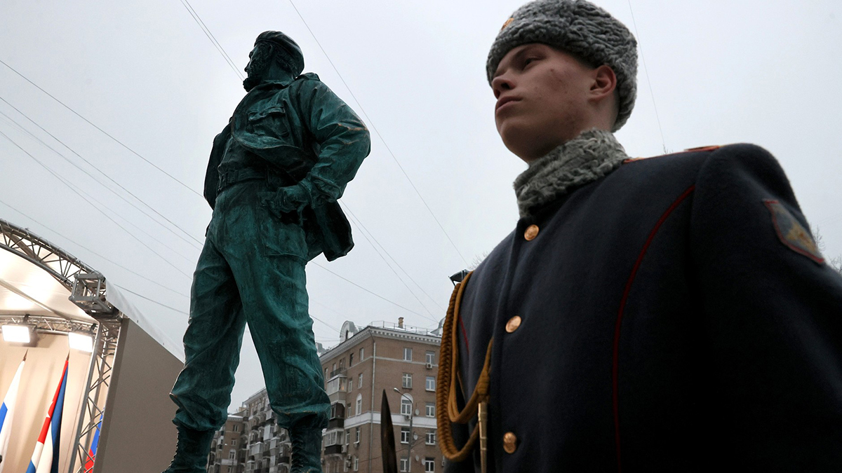 Путин и Диас-Канель открыли памятник Фиделю Кастро в Москве