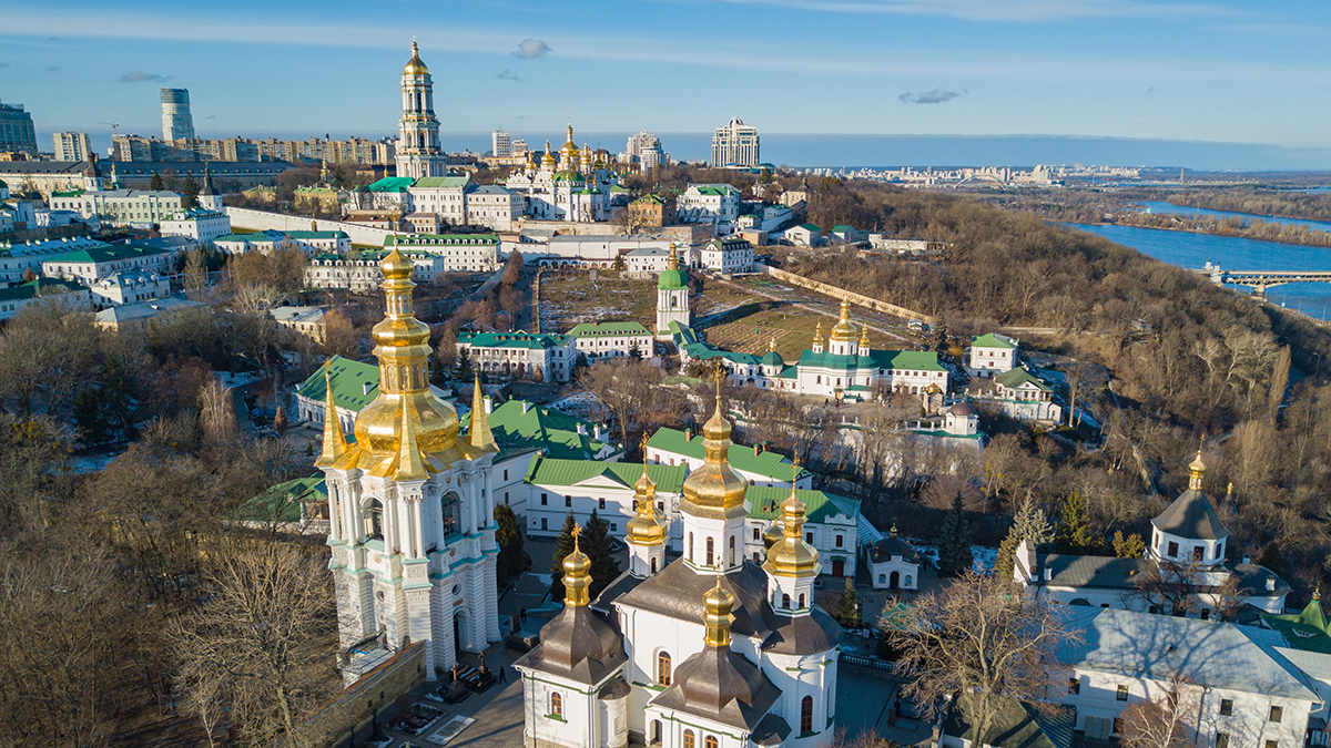 Сотни верующих собрались на молитву в Киево-Печерской лавре