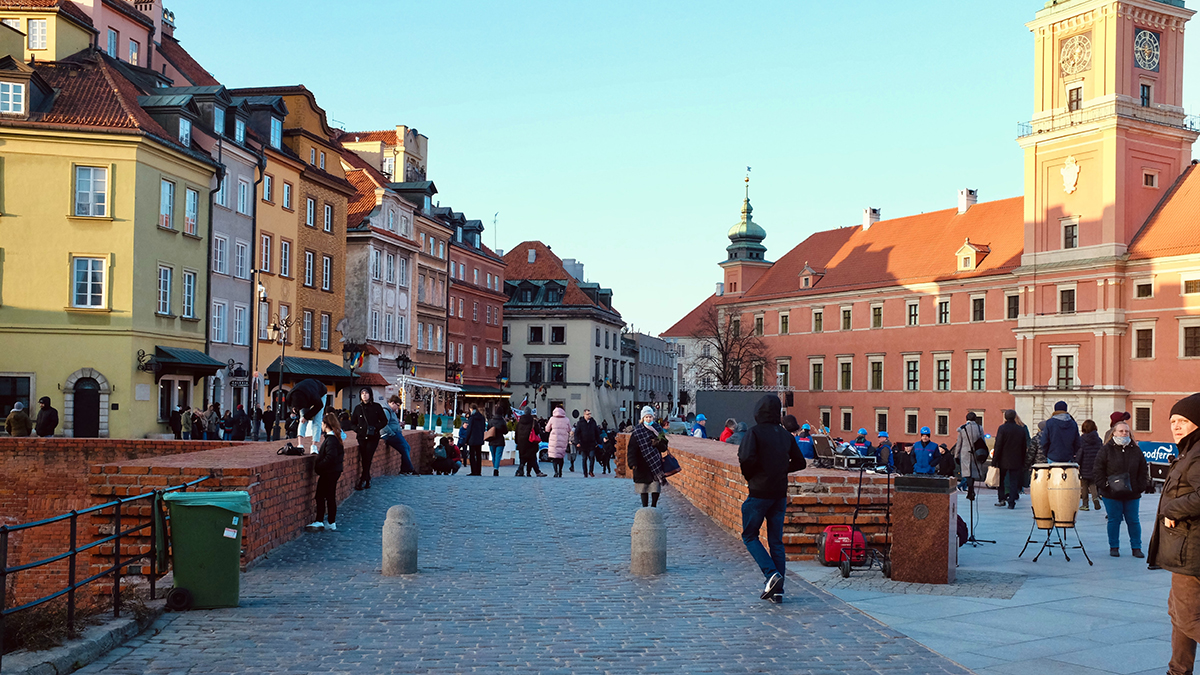 Экоактивисты приклеили себя к мосту и заблокировали центр Варшавы