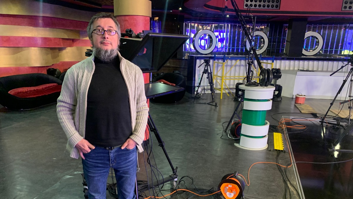 Председатель Союза журналистов Донецкой народной республики Виктор Петренко в студии местной телекомпании «Юнион»