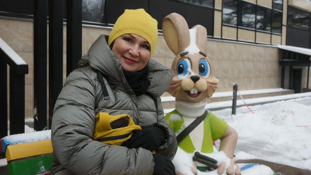 Участница проекта «Московское долголетие» Елена Сидорова возле здания «Союзмультфильма»