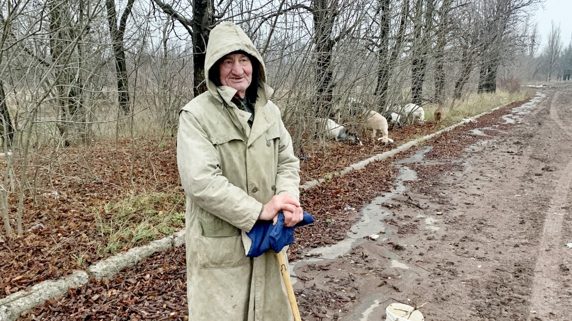 Житель Куйбышевского района Донецка Николай Сомов пасет коз