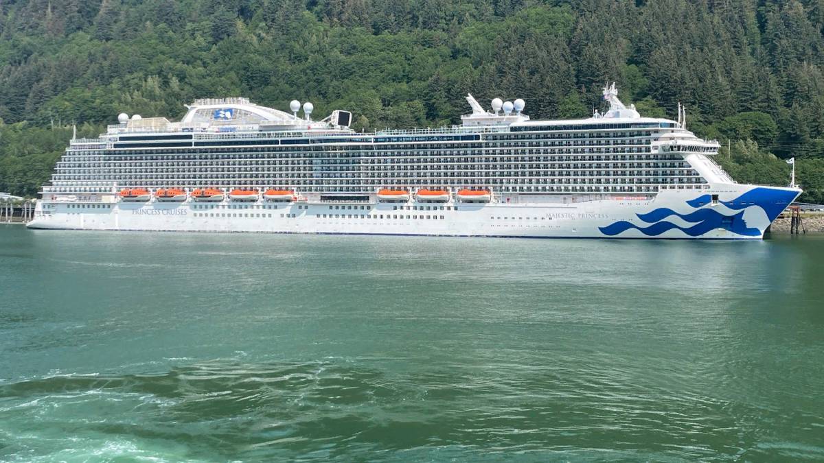 Запертых на круизном лайнере беженцев с Украины разозлил русскоязычный экипаж