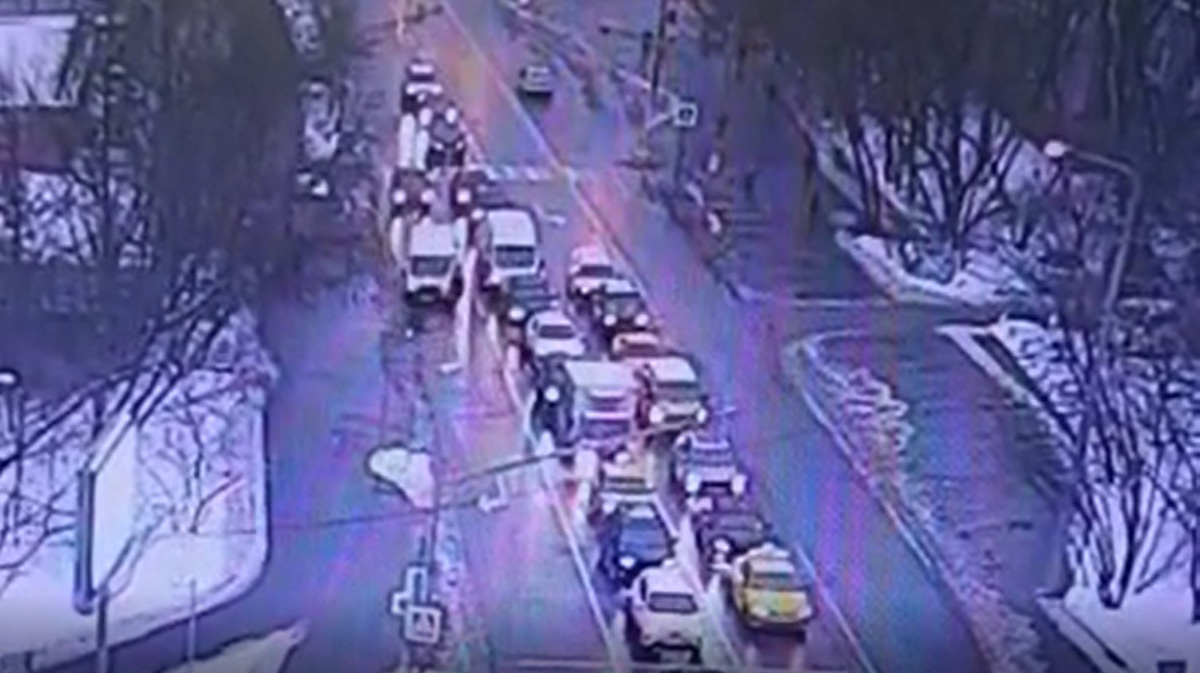 Микроавтобус сбил двоих детей на северо-западе столицы