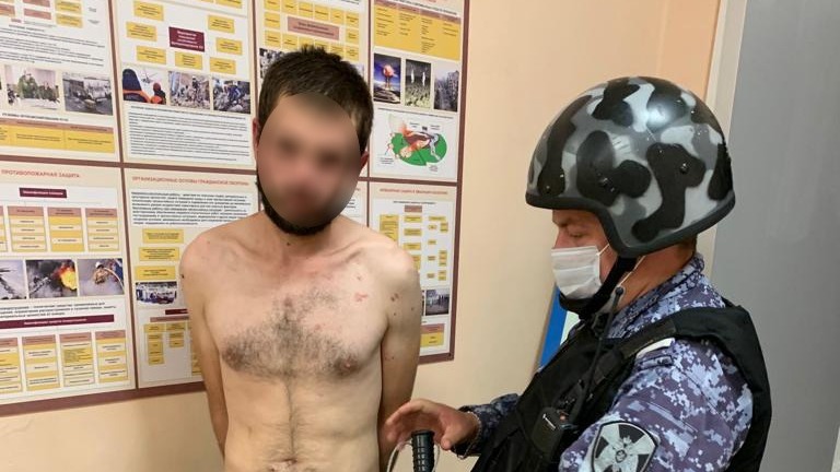 Выпивший мужчина разделся догола и устроил забег по коридорам колледжа на юге Москвы. Видео