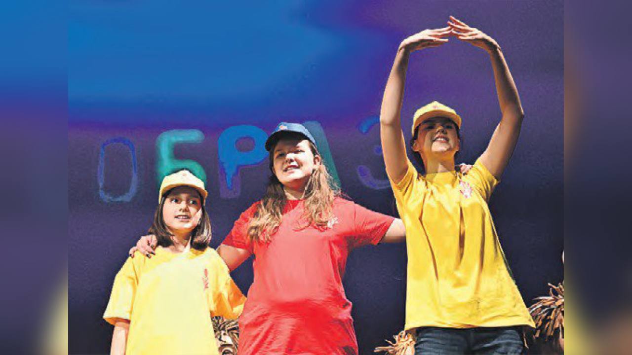 Участницы детской студии при театре Образцова Анастасия Комовская, Дарья Дмитриева и Мария Гусева (слева направо) на открытии фестиваля