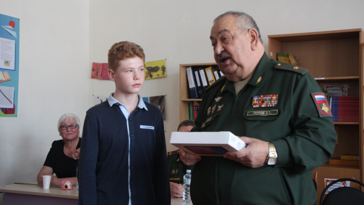 Генерал-майор запаса Алексей Попов (справа) вручает Степану Чавдару планшет