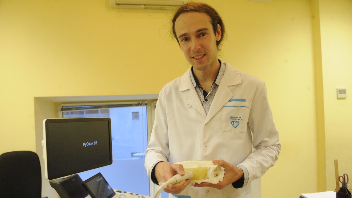 Старший научный сотрудник Центра диагностики и телемедицины Депздрава Москвы Денис Леонов держит в руках фантом головного мозга 