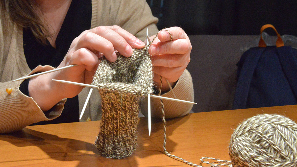 Доктор Крашкина рассказала, что вязание помогает при заболеваниях суставов