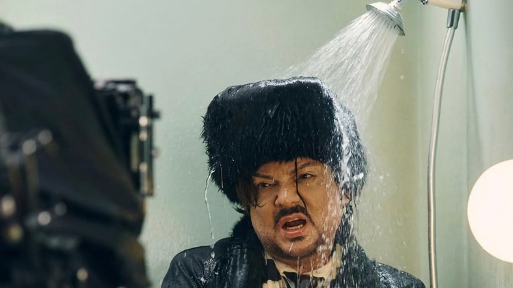 Филипп Киркоров повторил сцену, где Ипполит в одежде принимает душ