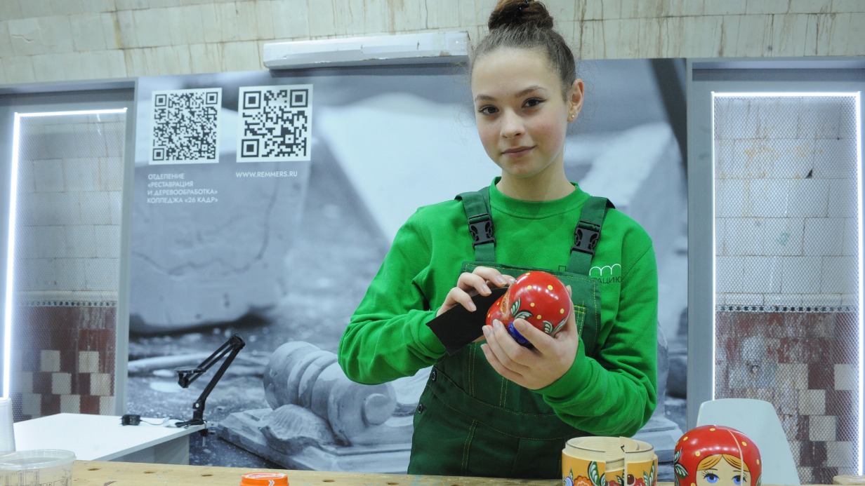 Студентка реставрационного колледжа Оксана Александрова приехала в Москву на выставку из Санкт-Петербурга. На соревнованиях девушке предстоит восстановить матрешку. В своих силах будущий реставратор уверена