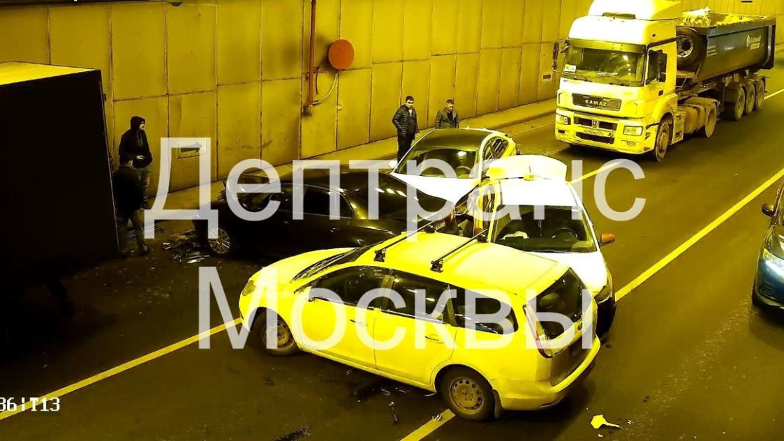 Несколько автомобилей столкнулись в Лефортовском тоннеле на юго-востоке Москвы