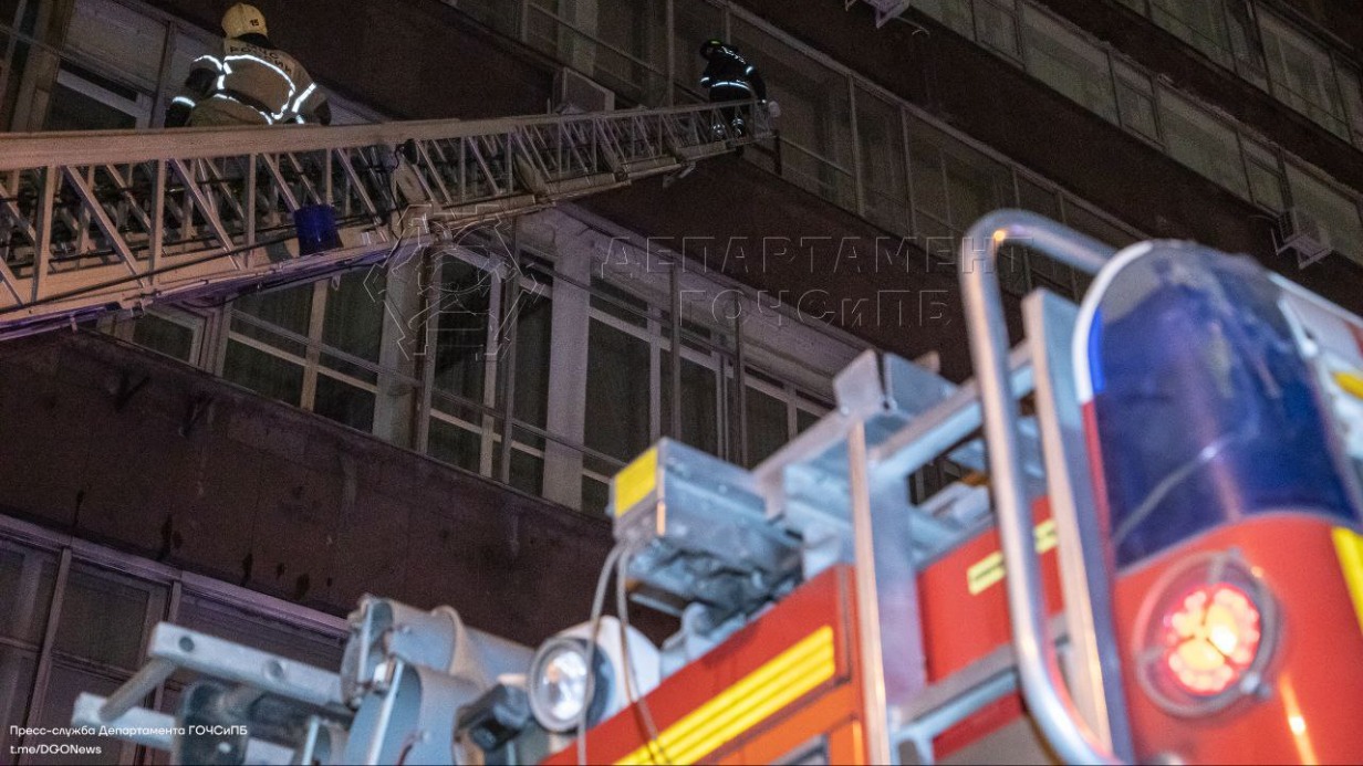 Пожар произошел в здании в Красносельском районе