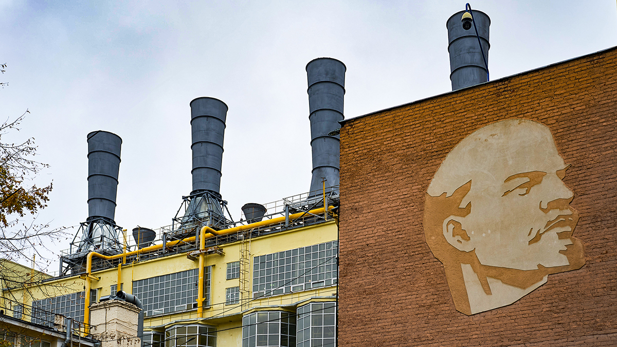 Москвичам рассказали, как работает старейшая электростанция страны